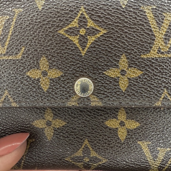 **SOLD** Louis Vuitton Monogram Sarah Wallet - Picture 3 of 16